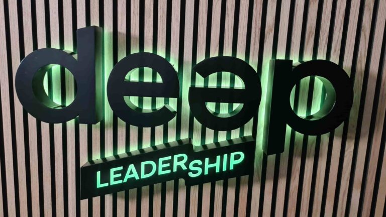 CW Werbetechnik – Lichtwerbung – deep Schriftzug mit grünem backlight