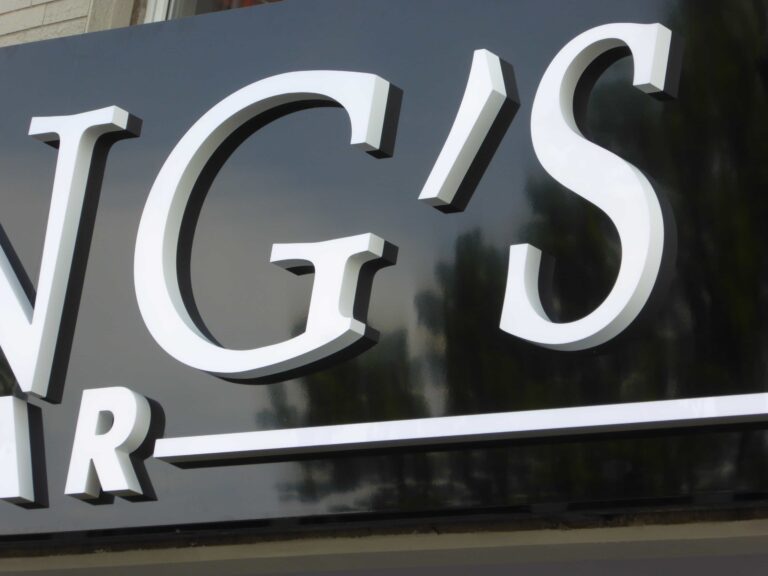 CW Werbetechnik Werbeanlage King´s Bar