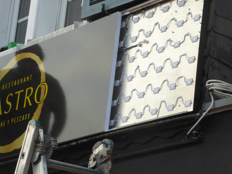 CW Werbetechnik – Leuchtreklame Montage eines Werbeschildes